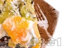 Рецепта Макова торта с извара, заквасена сметана, кокос и желирани плодове (киви, портокал) за десерт